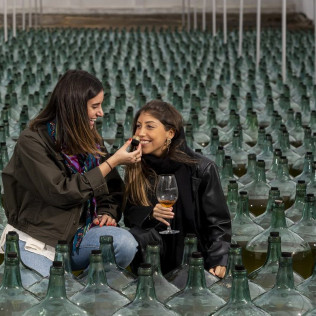 Visita a Bodega Subterránea con Cata de Vinos y Quesos o Dulces artesanos en Bodegas de Alberto (Valladolid)
