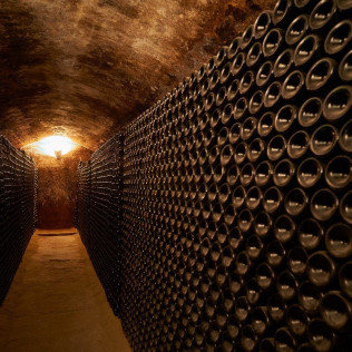 Visita a Bodega Subterránea con Cata de Vinos y Quesos o Dulces Artesanos para dos en Bodegas de Alberto (Valladolid)