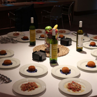 Visita a Bodegas Iglesias, Cata de Vinos y Aperitivo para dos (Bolullos, Huelva)