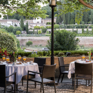 Escapada con Desayuno y Comida o Cena para dos personas en Parador de Granada 4* (Granada)