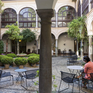 Escapada con Desayuno y Comida o Cena para dos personas en Parador de Granada 4* (Granada)