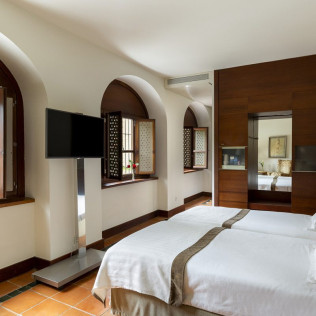 Escapada con Desayuno y Comida o Cena para dos personas en Parador de Granada 4* (Granada)