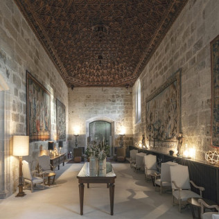 Escapada con Desayuno y Comida o Cena para dos personas en Parador de León 5* (León)