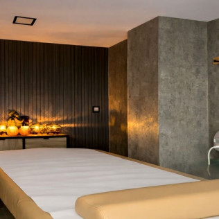 Ritual Serenitee en Pareja: Masaje Relajante con LED Facial, Cava y Chocolate para dos en Serenitee Boutique Spa (Barcelona)