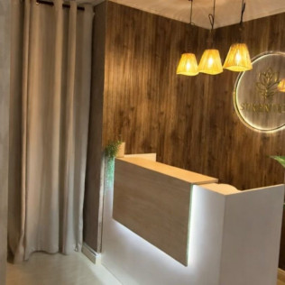 Ritual Serenitee en Pareja: Masaje Relajante con LED Facial, Cava y Chocolate para dos en Serenitee Boutique Spa (Barcelona)
