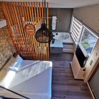 Escapada en una de las Cabañas con Bañera Hidromasaje y Jacuzzi Exterior de Nidos de Carnota (Carnota, A Coruña)