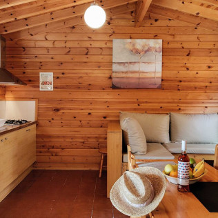 Escapada de 1 o 2 Noches en Bungalow de Madera con Desayuno y Circuito Termal en el Càmping Prades (Prades, Tarragona)