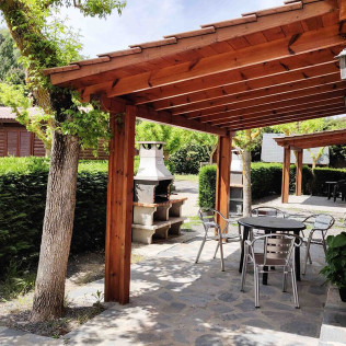Escapada de 1 o 2 Noches en Bungalow de Madera con Desayuno y Circuito Termal en el Càmping Prades (Prades, Tarragona)