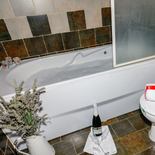 Escapada de 2 Noches con Bañera de Hidromasaje en Casa Rural Entre Valles (Benllera, León)