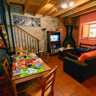 Escapada de 2 Noches con Bañera de Hidromasaje en Casa Rural Entre Valles (Benllera, León)