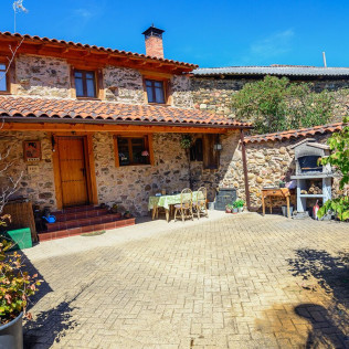 Escapada de 2 Noches con Bañera de Hidromasaje en Casa Rural Entre Valles (Benllera, León)
