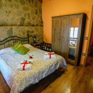 Escapada con Bañera de Hidromasaje en Casa Rural Entre Valles (Benllera, León)