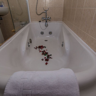 Escapada de 2 Noches con Opción a Bañera de Hidromasaje en Casa Rural Os Carballos (Barro, Pontevedra)