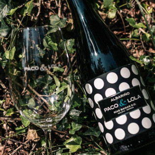 Escapada en Casa Rural Pazo Larache y Cata de Vinos con Visita a Bodega Paco & Lola para dos (Pontevedra) 
