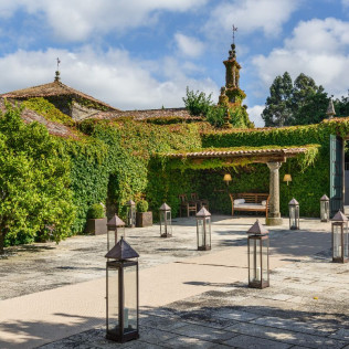 Escapada en Casa Rural Pazo Larache y Visita a Bodega Pazo de Señorans con Cata de Vino y Aguardientes para dos (Pontevedra) 