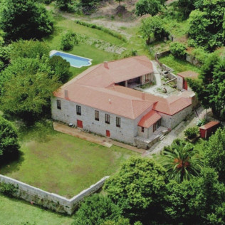 Escapada en Casa Rural Pazo Larache y Visita a Bodega Pazo de Señorans con Cata de Vino y Aguardientes para dos (Pontevedra) 