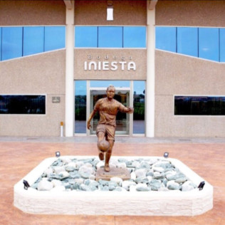 Escapada en Casa Túnel Nido de Águilas con Visita y Cata de Vinos para dos en Bodega Andrés Iniesta (Albacete)