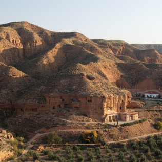 Escapada con Visita Guiada en Casas Cuevas Almagruz (Purullena, Granada)