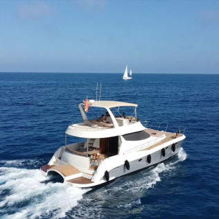 Paseo en Catamarán con Deportes Acuáticos y Aperitivo (Puerto del Carmen, Lanzarote)