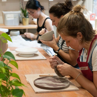 Taller de Cerámica: Art and Wine (Barcelona)
