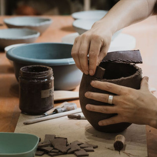 Taller de Cerámica: Art and Wine (Barcelona)