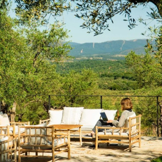 Escapada de 2 Noches con Spa, Cena, Botella de Cava y Bombones en Habitat Cigüeña Negra (Valverde del Fresno, Cáceres)