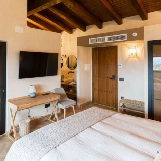 Escapada de 2 Noches con Spa, Cena, Botella de Cava y Bombones en Habitat Cigüeña Negra (Valverde del Fresno, Cáceres)