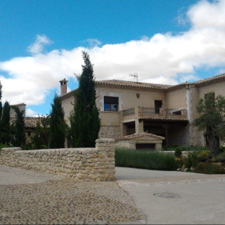 Circuito Spa en Hotel Vincci Frontaura 4* y Visita con Cata y Degustación para dos en Bodega Santamaría (Valladolid)