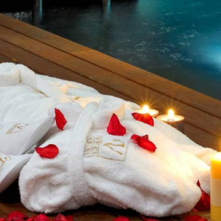 Circuito Spa en Hotel Vincci Frontaura 4* y Visita con Cata y Degustación para dos en Bodega Santamaría (Valladolid)