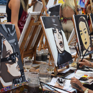 Sesión Art & Wine: Taller de Retratos Personalizados con Vino Ilimitado (Madrid)