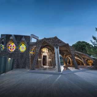 Entrada Colonia Güell y Cripta Gaudí (Santa Coloma de Cervelló, Barcelona)