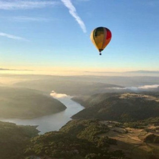 Visita a Bodega y Cata de Vinos en Adegas Condado de Sequeiras y Vuelo en Globo para dos (Lugo)