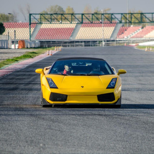 Conducir un Lamborghini Gallardo + Vuelta de reconocimiento (4 Circuitos Largos)