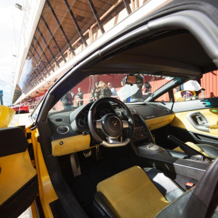 Conducir un Lamborghini Gallardo + Vuelta de reconocimiento (4 Circuitos Largos)