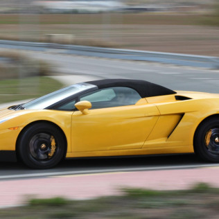 Conducir un Lamborghini Gallardo + Vuelta de reconocimiento (4 Circuitos Largos)