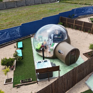 Escapada con Jacuzzi y Desayuno en una Suite Burbuja Privada de Cosmoveros (Muñoveros, Segovia)