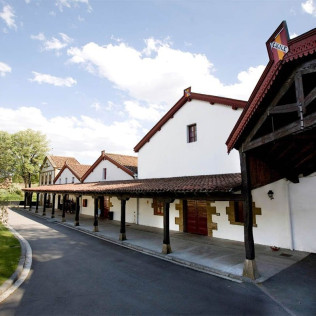 Visita Guiada a Bodega CVNE con Cata de Vinos y Aperitivo para dos (La Rioja)