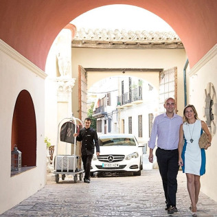 Day Pass de Verano: Circuito Spa, Acceso a la Piscina y Comida para dos en Hospes Palacio del Bailío 5* (Córdoba)