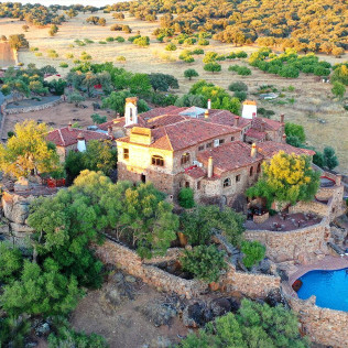 Escapada Romántica con Desayuno en Hotel Monasterio Rocamador (Almendral, Badajoz)