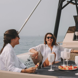 Paseo en Catamarán con Cena Romántica y Noche a Bordo para dos (Barcelona)