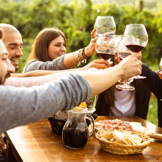 Viñas con Historia: Visita Enoturística a DO Pla del Bages con Cata de Vinos y Degustación de Embutidos y Quesos para dos (Barcelona)