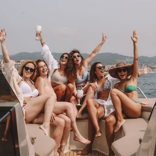 Paseo en Catamarán con Cena Romántica y Noche a Bordo para dos (Barcelona)