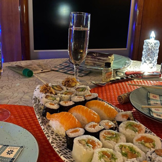 Paseo en Catamarán con Cena Romántica y Noche a Bordo para dos (Barcelona)
