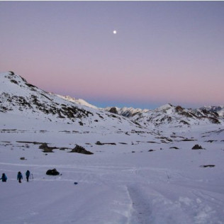 Escapada Dormir en la Nieve: Cena, Noche, Desayuno, Moto de Nieve, Raquetas de nieve y Construcción de Iglús para dos (Huesca)