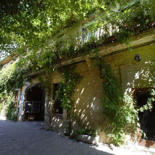 Escapada con Desayuno en El Cau del Papibou (Peratallada, Girona)