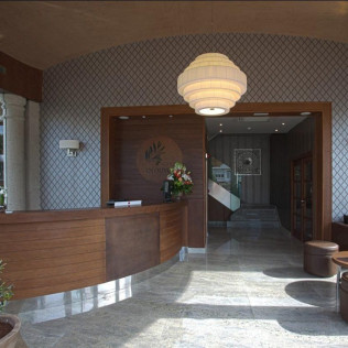 Escapada de 2 noches en Suite Junior con Bañera Hidromasaje, Cava, Bombones y Cena en Hotel Os Olivos 3*S (A Coruña)