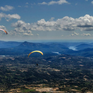 Escapada en una Cabaña en el Árbol y Vuelo en Parapente (Madrid)