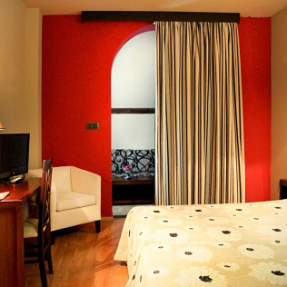 Escapada de 2 Noches con Desayuno en Hotel Zerbinetta (Dílar, Granada)