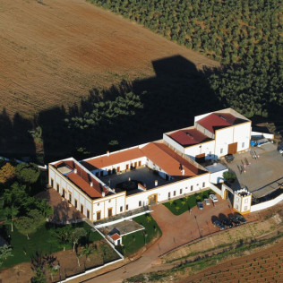 Escapada de 2 Noches con Cena en Hotel Bodega El Moral 4* y Visita guiada a Bodega las Encomiendas (Ribera del Fresno, Badajoz)