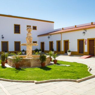 Escapada de 2 Noches con Cena en Hotel Bodega El Moral 4* y Visita guiada a Bodega las Encomiendas (Ribera del Fresno, Badajoz)